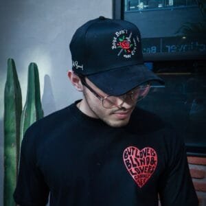 Hombre con lentes usando una gorra color negro