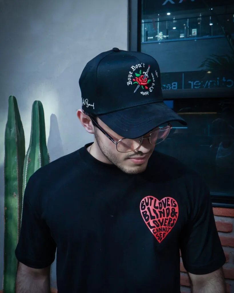 Hombre con lentes usando una gorra color negro